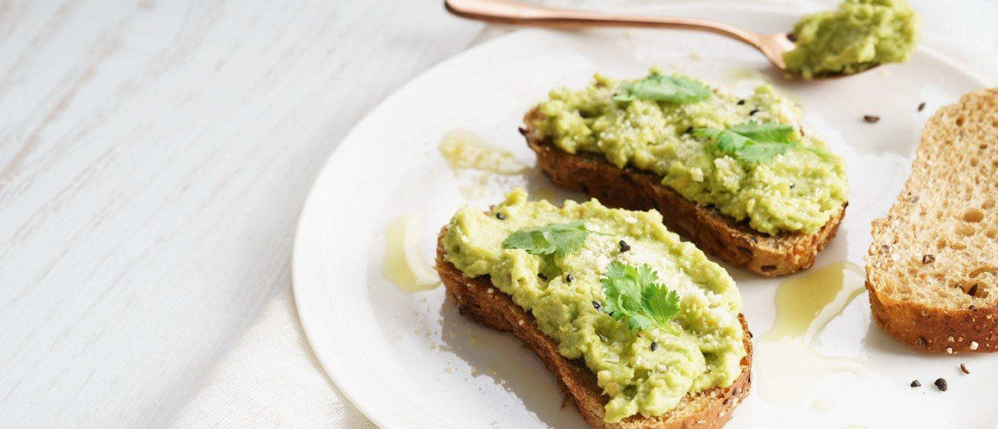 4+1 απίθανες συνταγές για το πιο υπέροχο avocado toast για πρωινό 