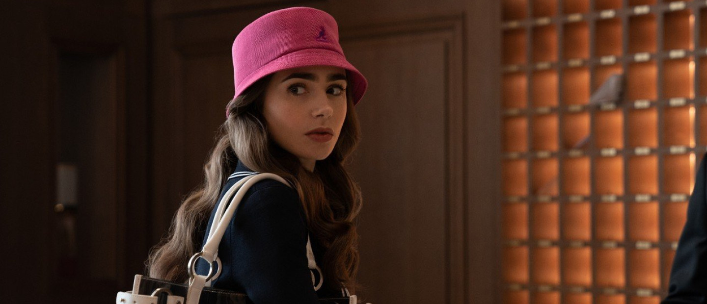 Do it like Emily in Paris: Έτσι θα αποκτήσετε τις τέλειες μπούκλες της όμορφης πρωταγωνίστριας