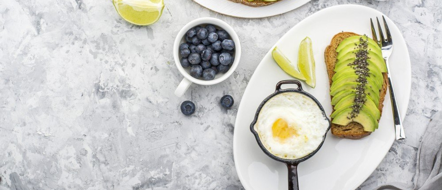 3 συνταγές με το αγαπημένο σας avocado που θα «σώσουν» τη διάθεσή σας κατά τη διάρκεια του lockdown 