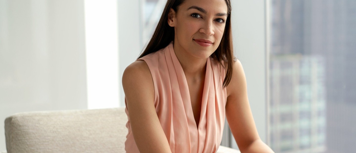 Alexandria Ocasio-Cortez: 4+1 φορές που η νεότερη γυναίκα της πολιτικής σκηνής των ΗΠΑ κατέρριψε τους κανόνες
