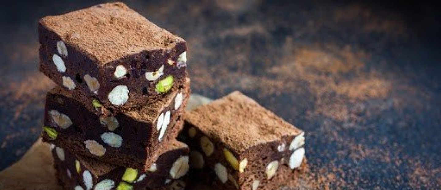 Ετοιμάστε το πιο εύκολο ιταλικό panforte με σοκολάτα με τη βοήθεια του Άκη Πετρετζίκη