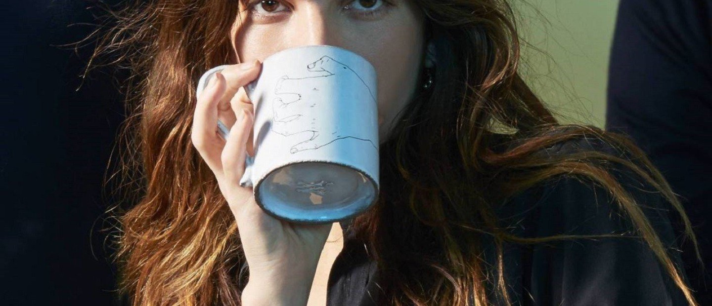 Η υπέροχη Lou Doillon σχεδιάζει μια ultra chic συλλογή από κούπες 