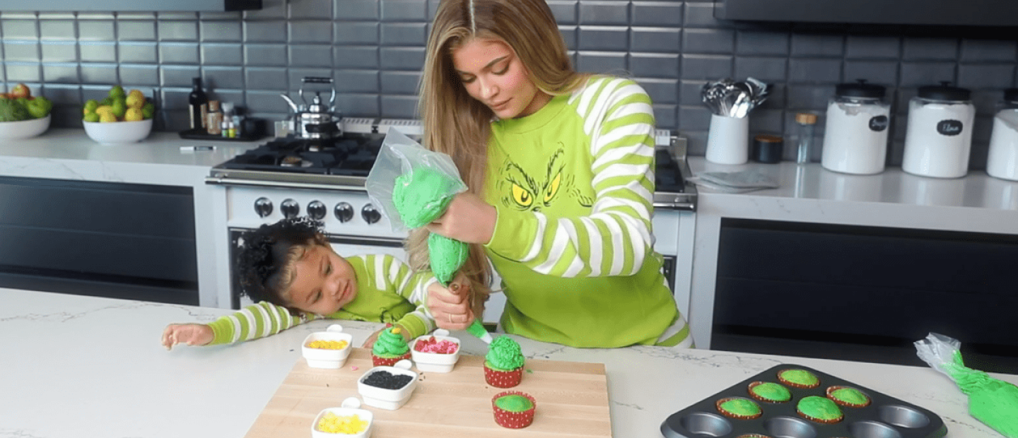 Η Kylie Jenner φτιάχνει τα πιο fun Χριστουγεννιάτικα cupcakes με την κόρη της, Stormi