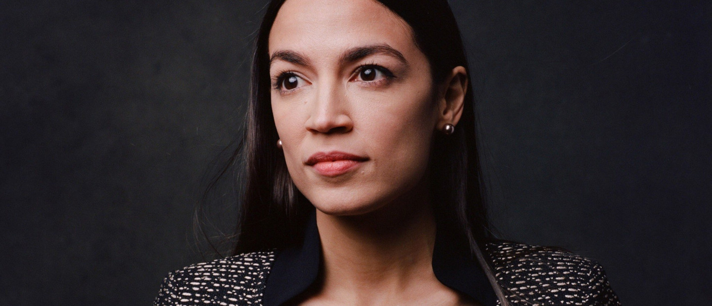 Ακολουθήστε την καθημερινή ρουτίνα της Alexandria Ocasio-Cortez που την κάνει να χαμογελά συνεχώς