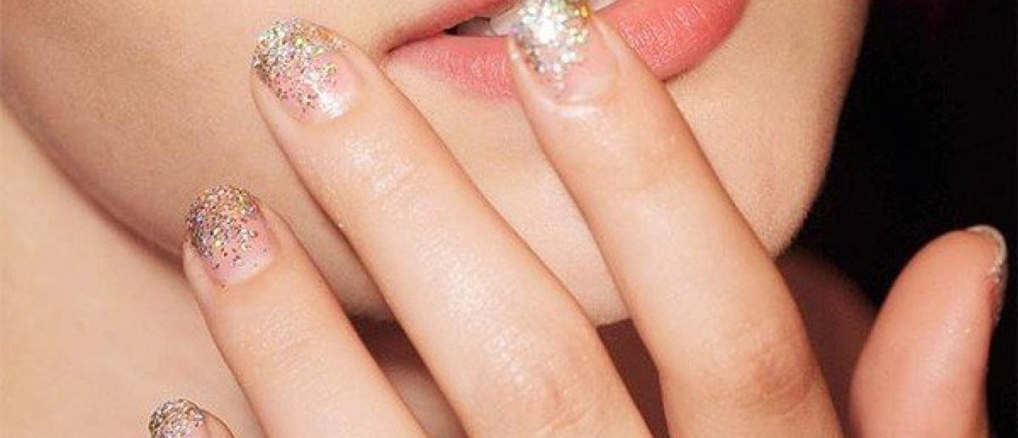 Xmas Nails: Τα χριστουγεννιάτικα σχέδια στα νύχια που θα ανυπομονείτε να κάνετε