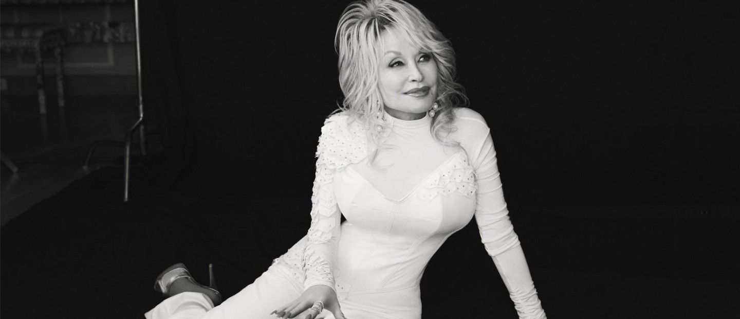 Η Dolly Parton θυμάται και σχολιάζει τις αλλαγές στο look της από την αρχή της καριέρας της μέχρι σήμερα