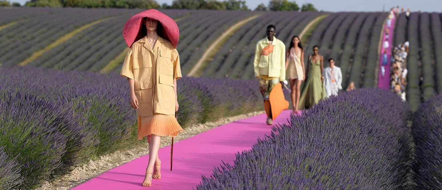 Festive Season: Ο Jacquemus παρουσιάζει τη μοναδική ροζ Χριστουγεννιάτικη συλλογή του 
