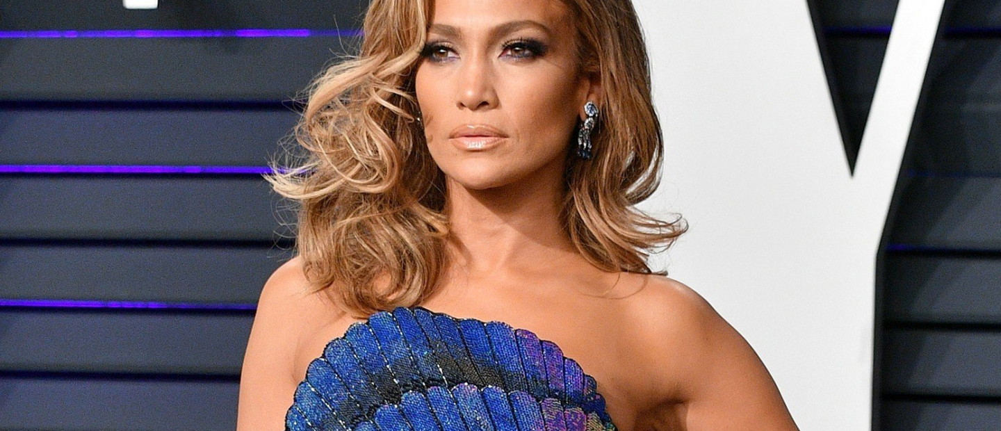 Η Jennifer Lopez μας δίνει μια μικρή «γεύση» από την ολοκαίνουρια skincare σειρά της