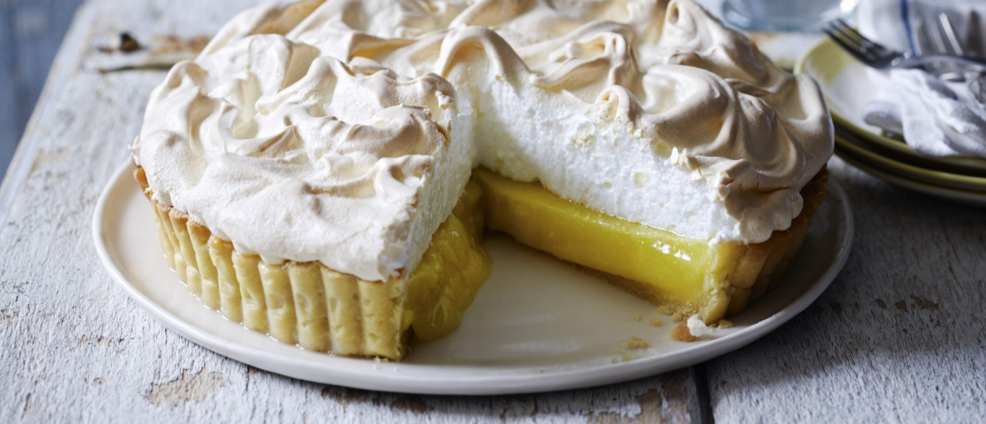 Ο Jamie Oliver φτιάχνει την πιο νόστιμη Lemon Meringue Pie για το εορταστικό τραπέζι