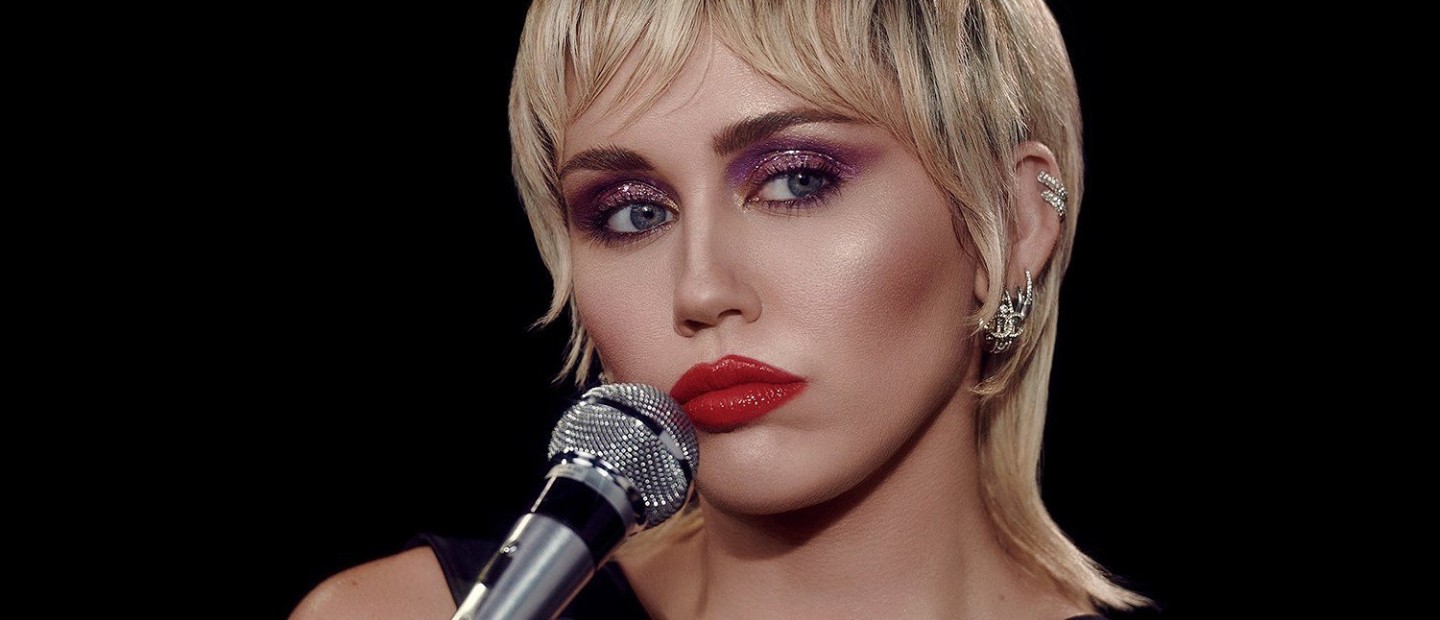 Η Miley Cyrus ερμηνεύει το θρυλικό "Last Christmas" σε μια νοσταλγική διασκευή