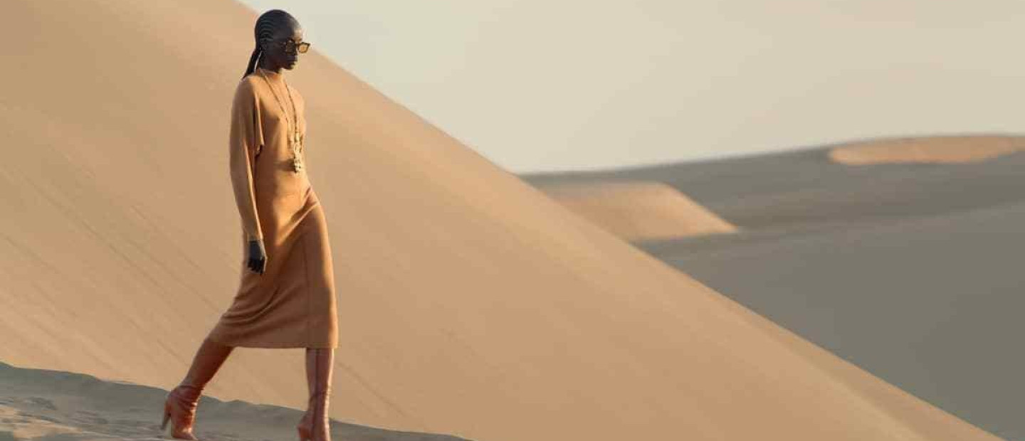 Saint Laurent: Με ένα εντυπωσιακό runway στην έρημο παρουσίασε ο οίκος τη summer '21 συλλογή του