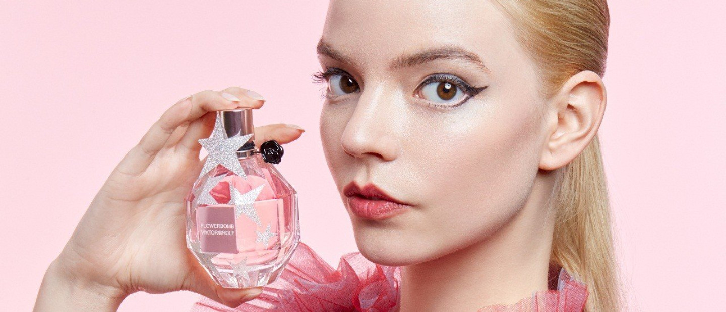 Anya Taylor Joy: Η star της πιο επιτυχημένης σειράς της χρονιάς μας συστήνει το άρωμα της 