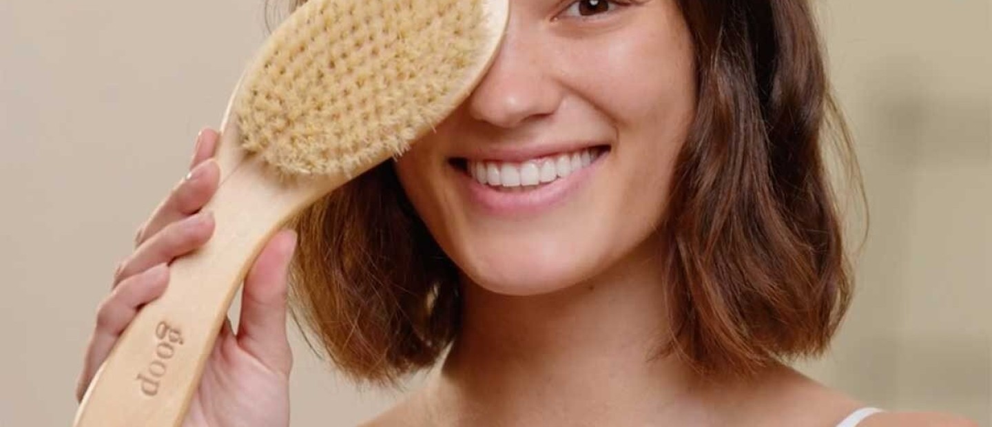 Dry brushing και στο πρόσωπο; Τώρα γίνεται με τον πιο εύκολο τρόπο