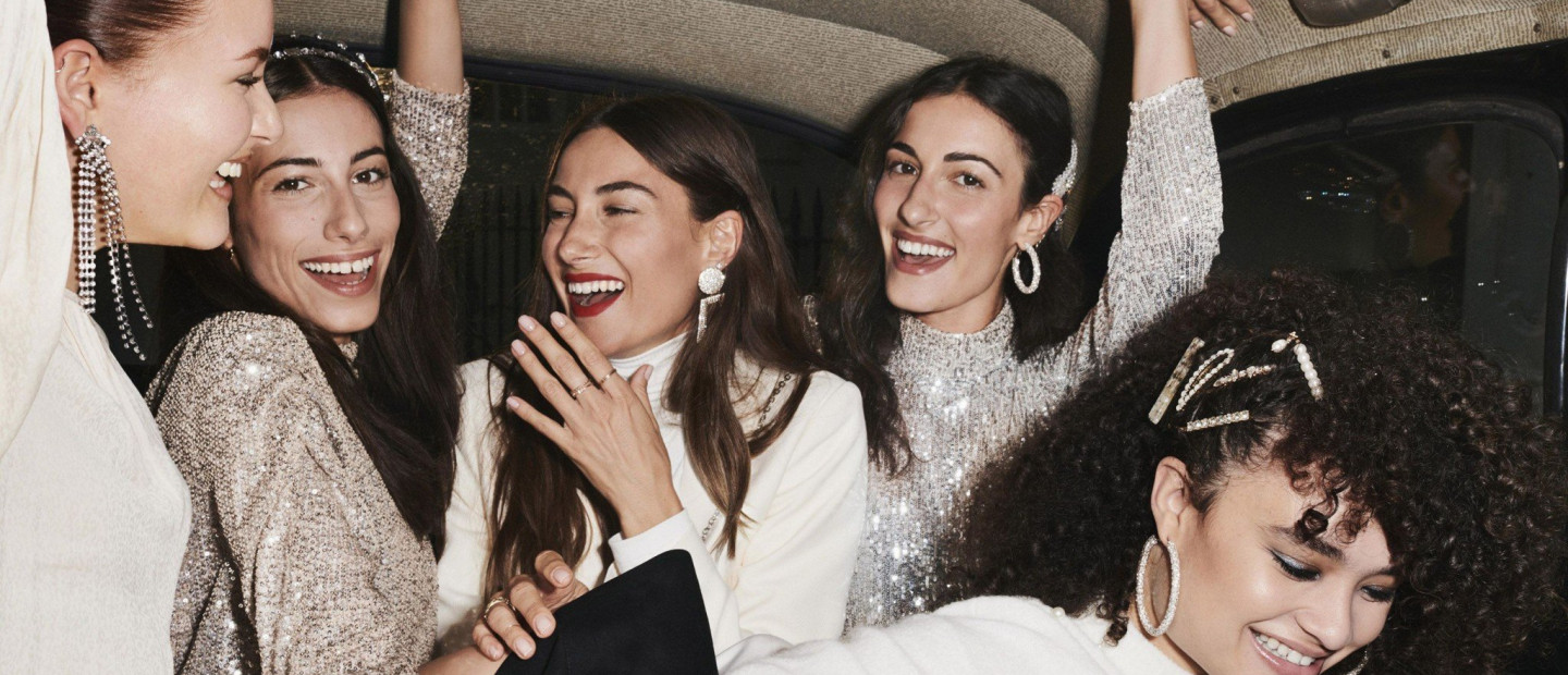 The ultimate outfits: Απογειώστε τα χριστουγεννιάτικα σύνολά σας με αυτά τα αξεσουάρ 