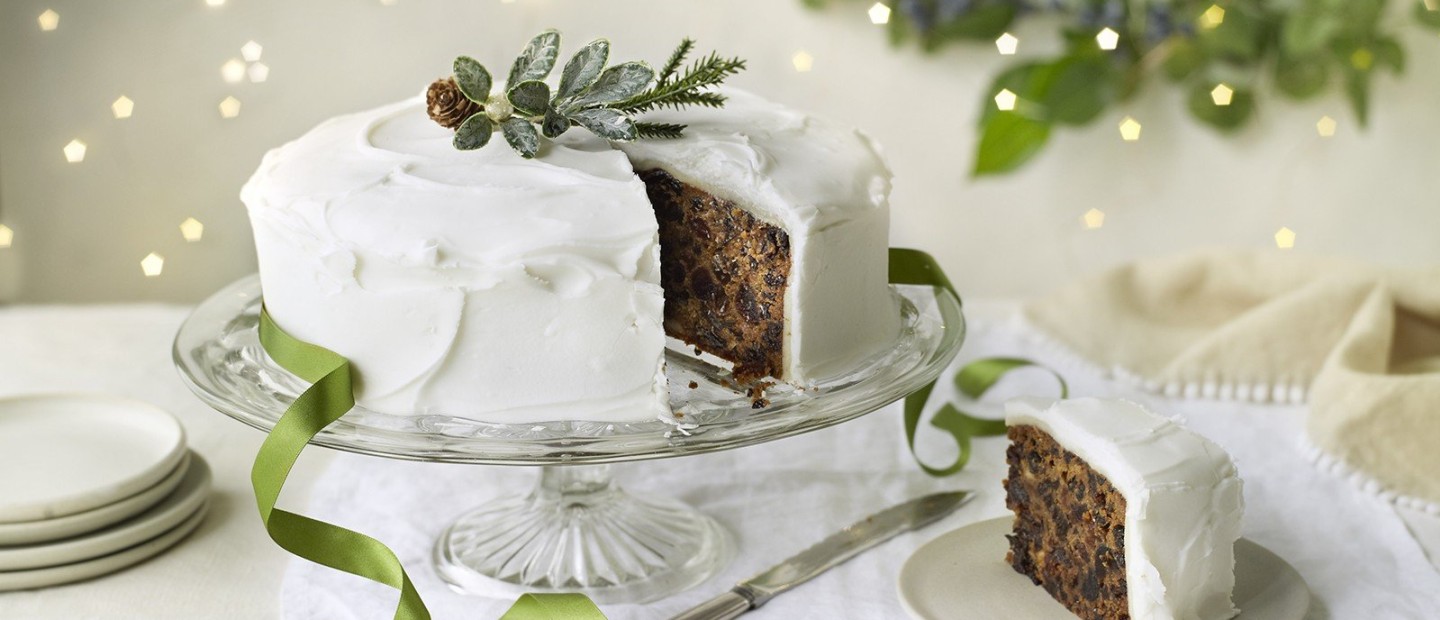 Ο Άκης Πετρετζίκης έφτιαξε το πιο νόστιμο cake με leftovers από κουραμπιέδες