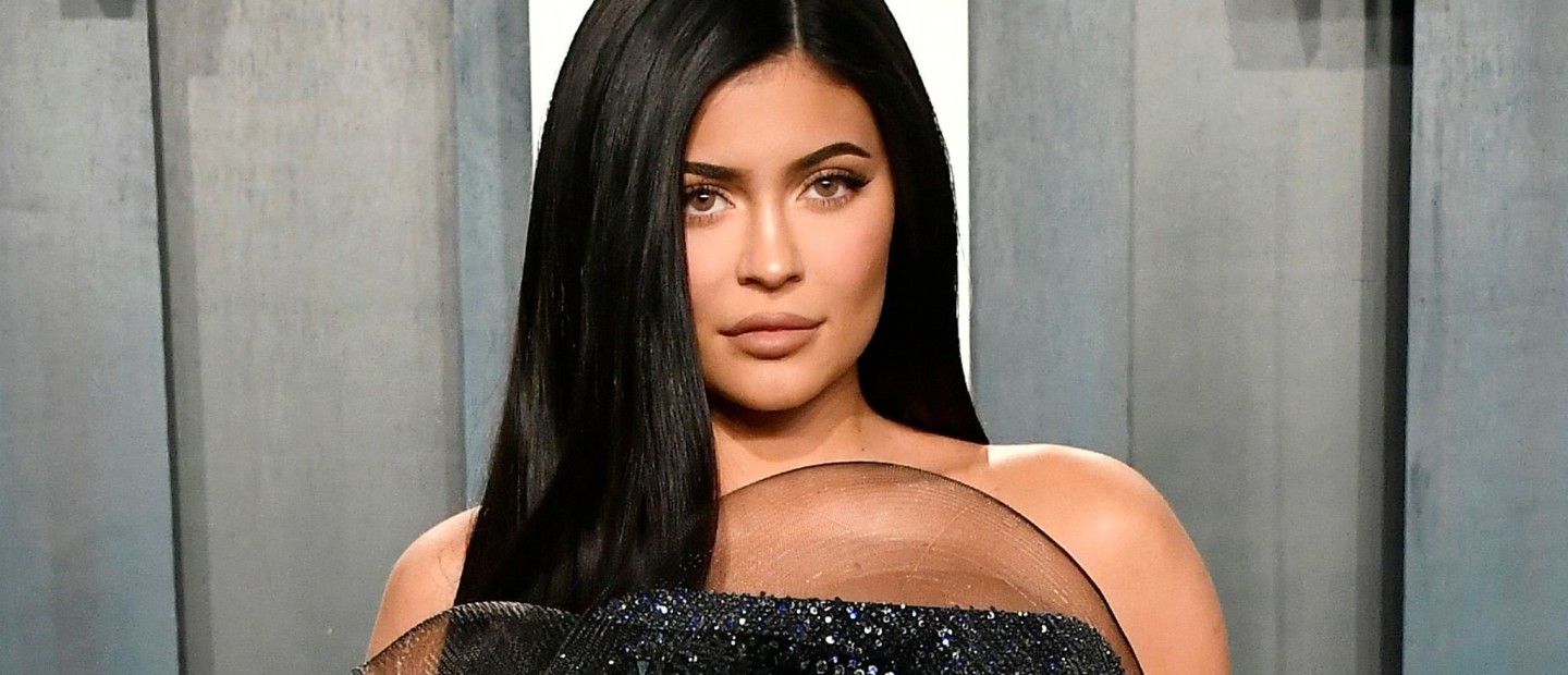 Η Kylie Jenner μας ξεναγεί στο στολισμένο σπίτι της μαζί με την κόρη της, Stormi