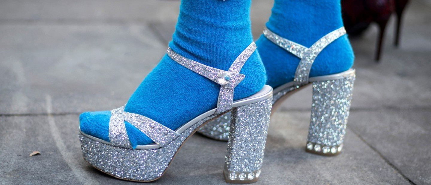 4+1 stylish λόγοι για να δοκιμάσετε τον απόλυτο sandal & socks συνδυασμό
