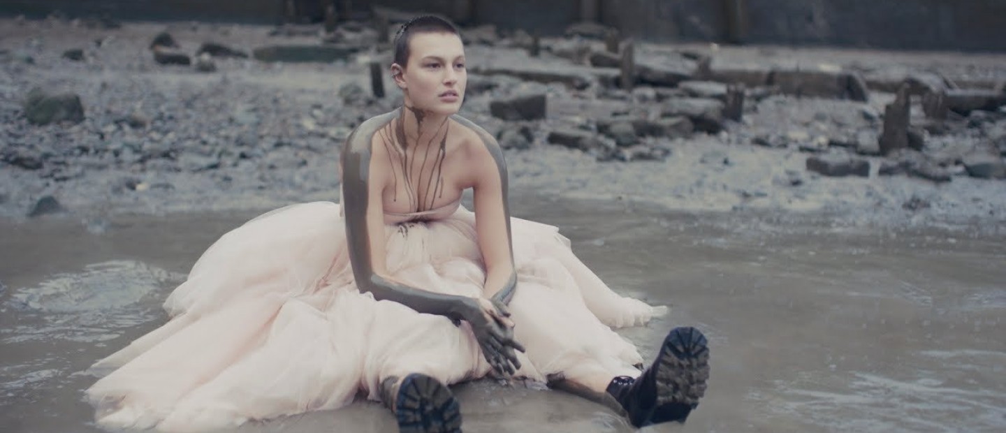 Alexander McQueen: Με τον πιο ιδιαίτερο τρόπο επέλεξε να παρουσιάσει τη νέα του συλλογή ο διάσημος οίκος