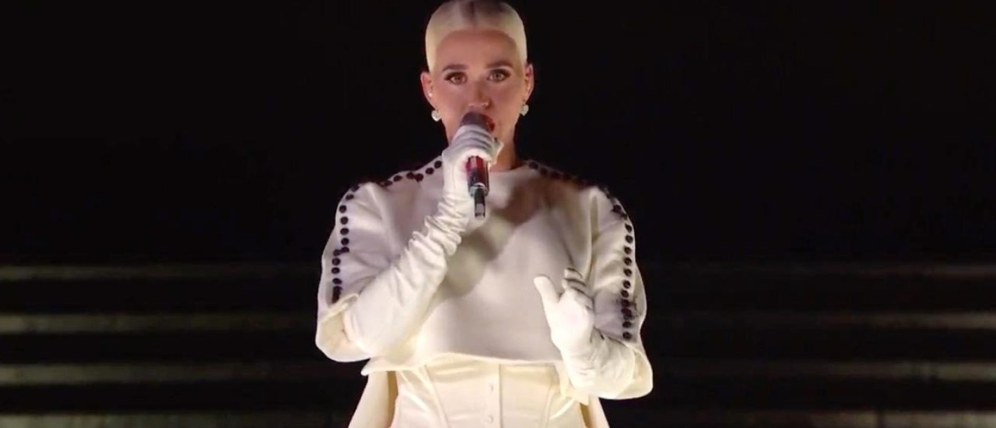 Απολαύστε τη συγκλονιστική ερμηνεία της Katy Perry στην ορκωμοσία Biden-Harris για το τραγούδι "Firework"
