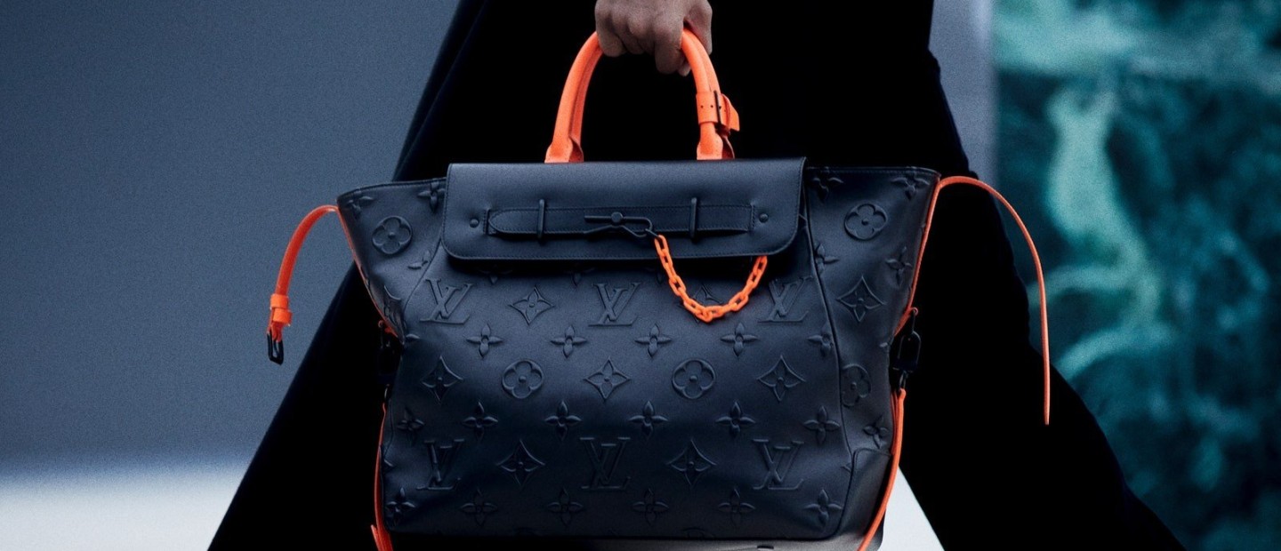 Οι τσάντες του Virgil Abloh για την menswear fall '21 κολεξιόν του Louis Vuitton είναι αυτές που θέλει κάθε γυναίκα στη συλλογή της 