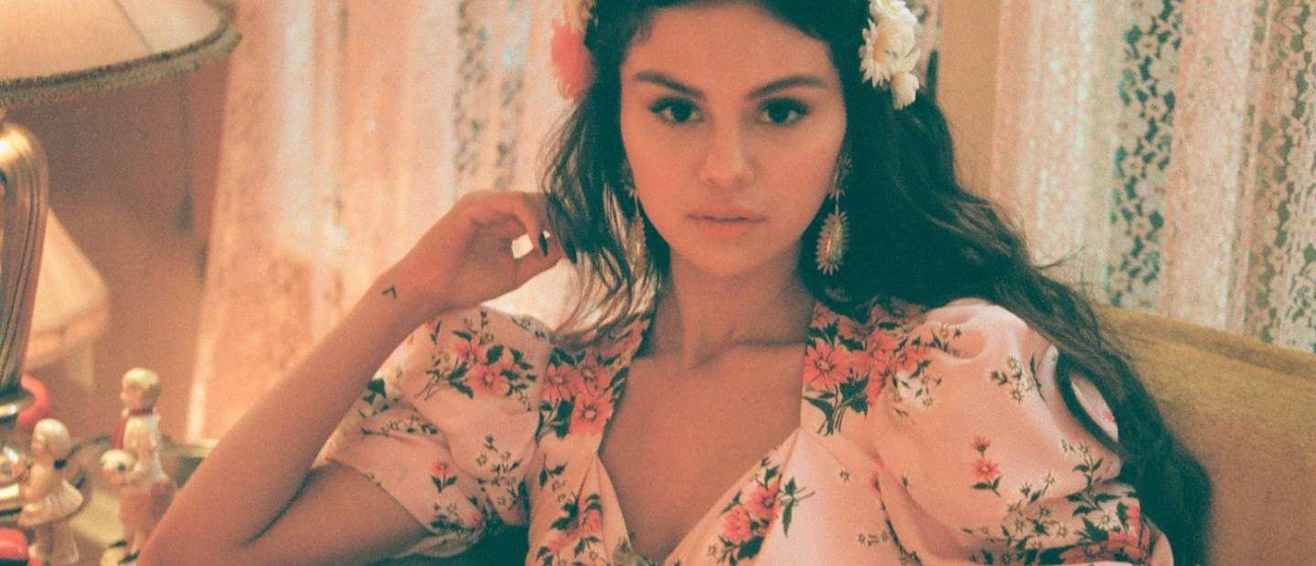 Αντιγράψτε το μακιγιάζ της Selena Gomez που δημιούργησε η ίδια με ροζ αποχρώσεις
