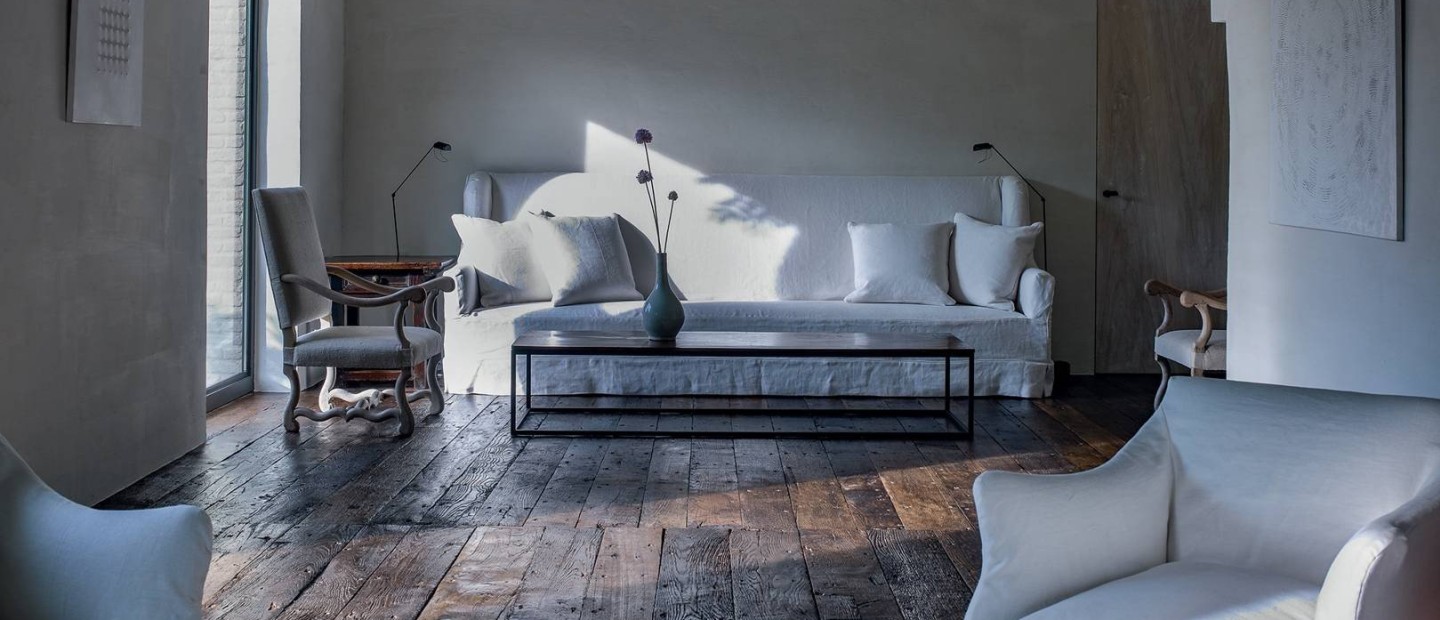 Ένα ευήλιο country house στο Βέλγιο που συνδυάζει τα μινιμαλιστικά στοιχεία με μια ιδιωτική gallery
