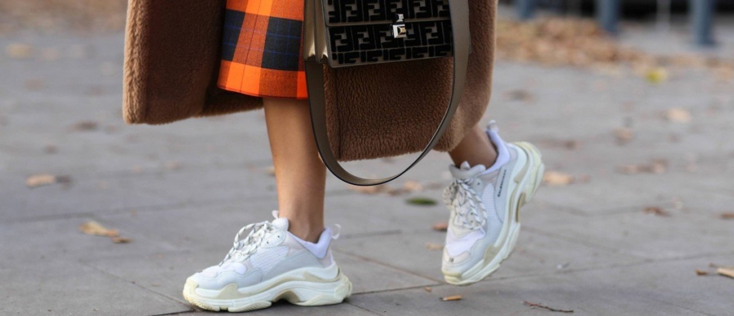 Τα must-have λευκά sneakers που είναι κατάλληλα για τη μεταβατική περίοδο