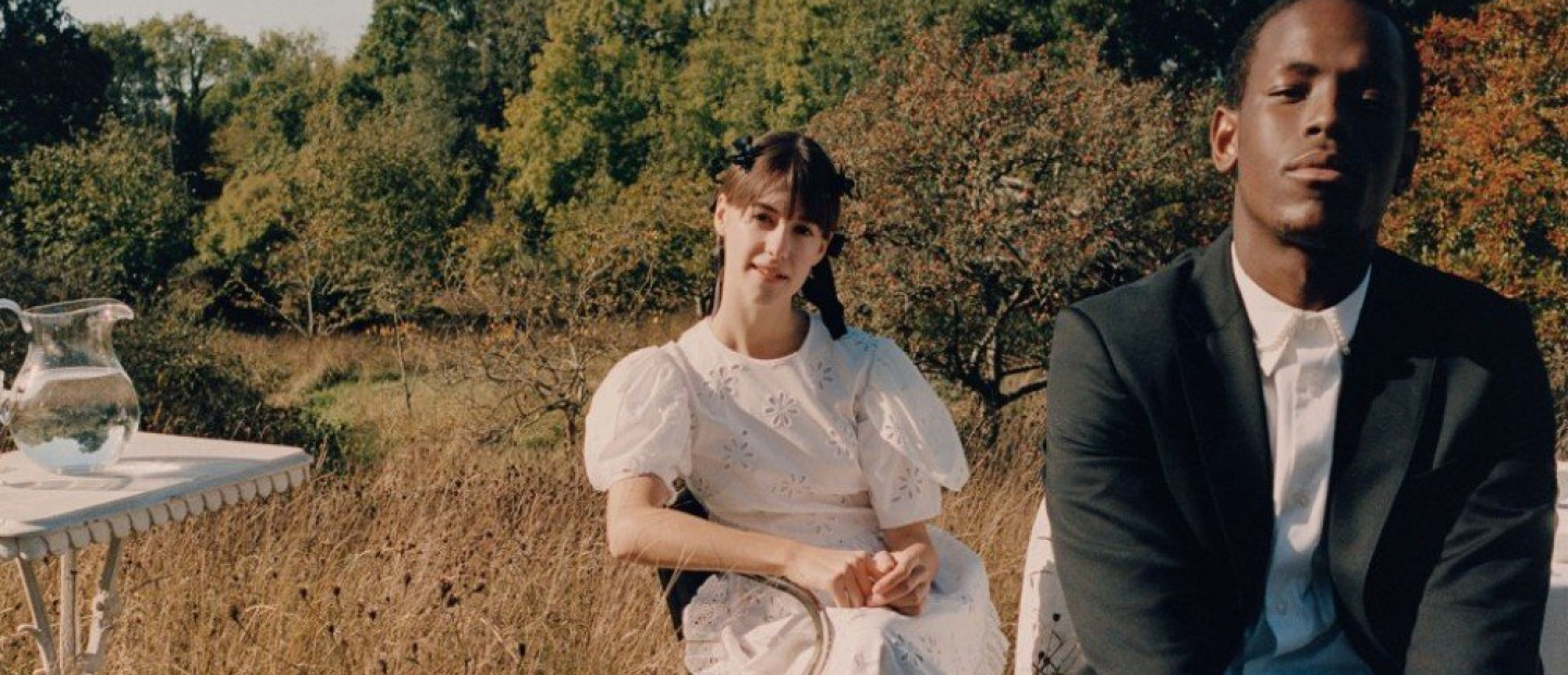 H νέα, πολυαναμενόμενη συλλογή της Simone Rocha x H&M είναι βασισμένη στην ισχυρή θηλυκότητα και τη συντροφικότητα 