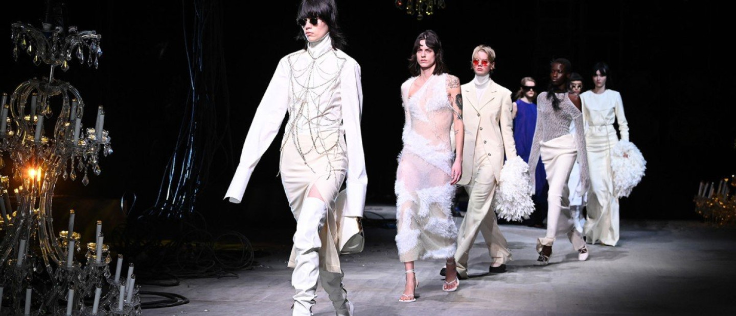Milan Fashion Week: Λιτές γραμμές και σύγχρονα designs που αναδεικνύουν τη νέα θηλυκότητα 