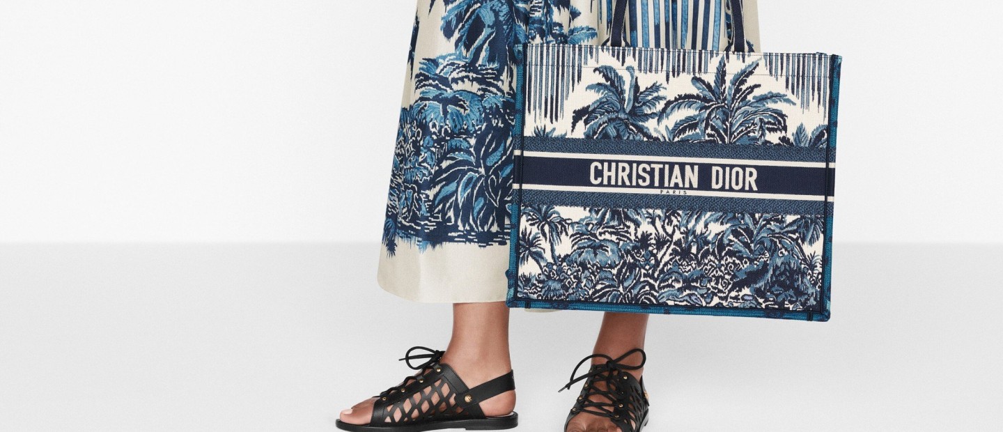 Dior Book Tote Palms: Δείτε το making of της νέας iconic τσάντας του γαλλικού οίκου