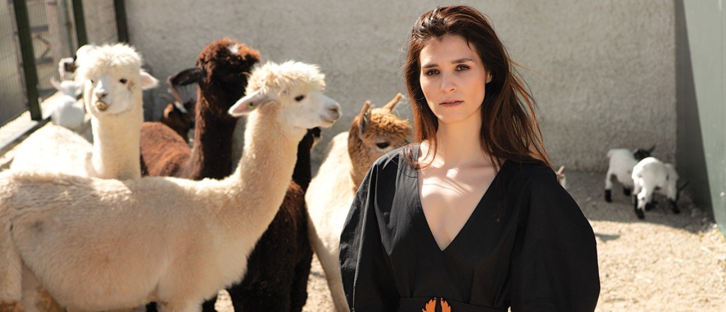 Η ταλαντούχα ηθοποιός, Πηνελόπη Τσιλίκα, μιλάει για τον ρόλο της στην πολυαναμενόμενη σειρά της χρονιάς «Σιωπηλός Δρόμος» αλλά και τη νέα ημέρα στο θέατρο