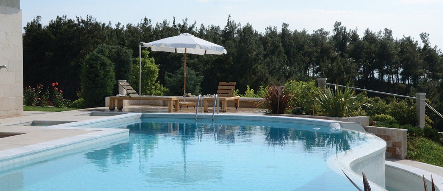 Pool Experts: Τα πλεονεκτήματα μιας πισίνας στον κήπο σας & πώς μπορείτε να την επιλέξετε on a budget 