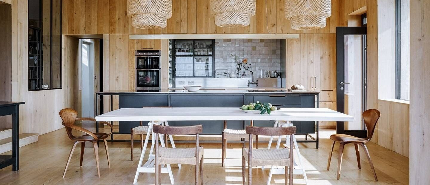 Μια sustainable rustic κατοικία στην Αγγλία που γοητεύει με το natural design της