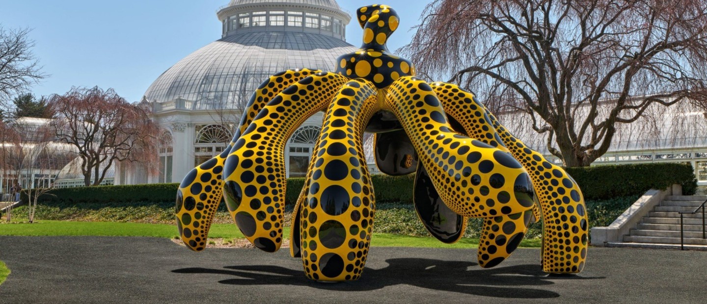 Οι κολοκύθες και τα περίφημα Polka Dots της Yayoi Kusama έχουν κι επίσημα κατακλύσει τον Βοτανικό Κήπο της Νέας Υόρκης