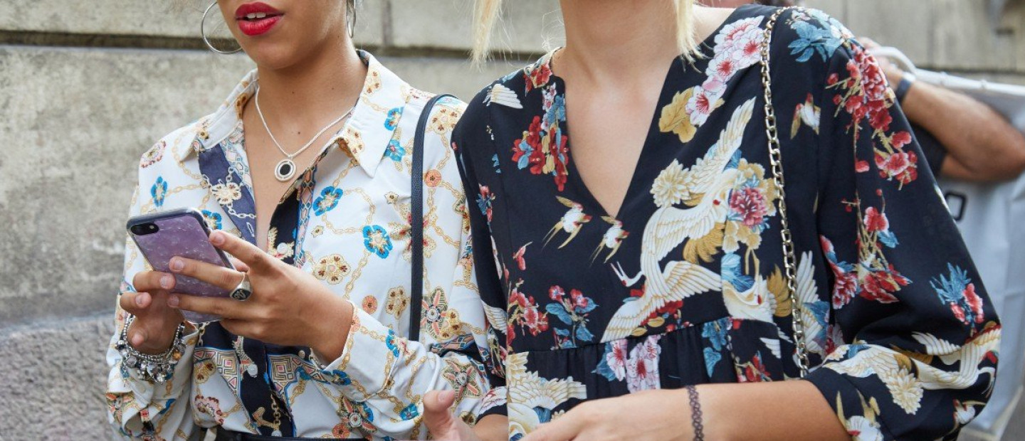 Florals: Τα σχέδια στα tops που θα σας χαρίσουν το απόλυτο spring look 