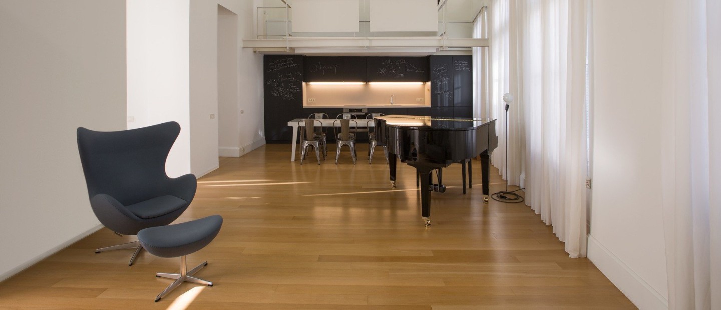 Μια εντυπωσιακή κατοικία στην Πλάκα της Αθήνας αναβιώνει με σύγχρονη αισθητική