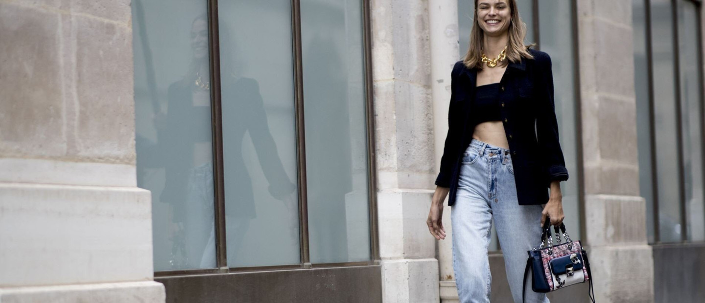 Denim lovers: Tα πιο μοντέρνα tops που ταιριάζουν άψογα με το τζιν παντελόνι σας