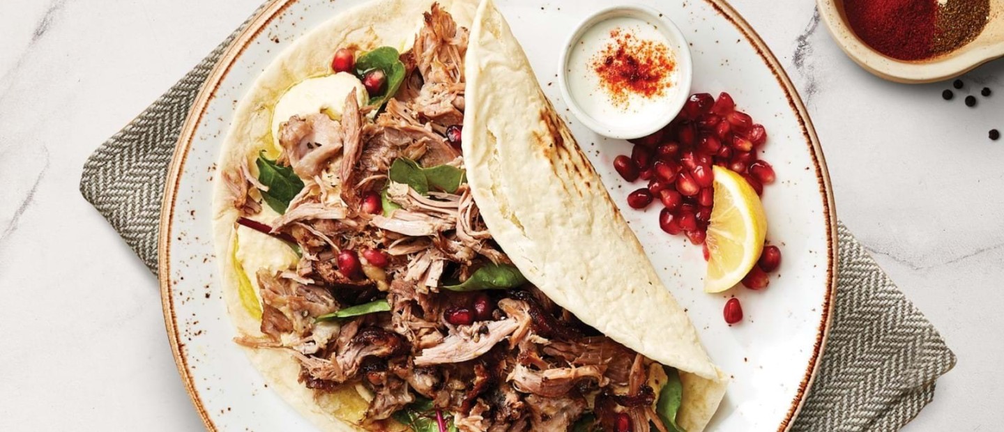 Ο Άκης Πετρετζίκης ετοίμασε τα πιο νόστιμα lamb pies για το Πασχαλινό τραπέζι