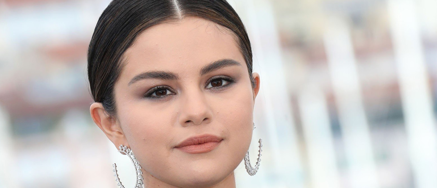 Δείτε την καθημερινή ρουτίνα ομορφιάς της Selena Gomez για το καλοκαίρι