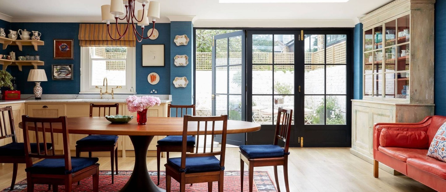 Ένα πολύχρωμο family house στο Λονδίνο που ξεχωρίζει για την rustic αισθητική του