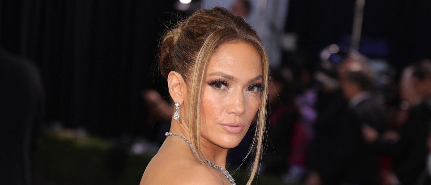 H J.Lo μάγεψε το κοινό με το performance της για το τραγούδι "Ain’t Your Mama"