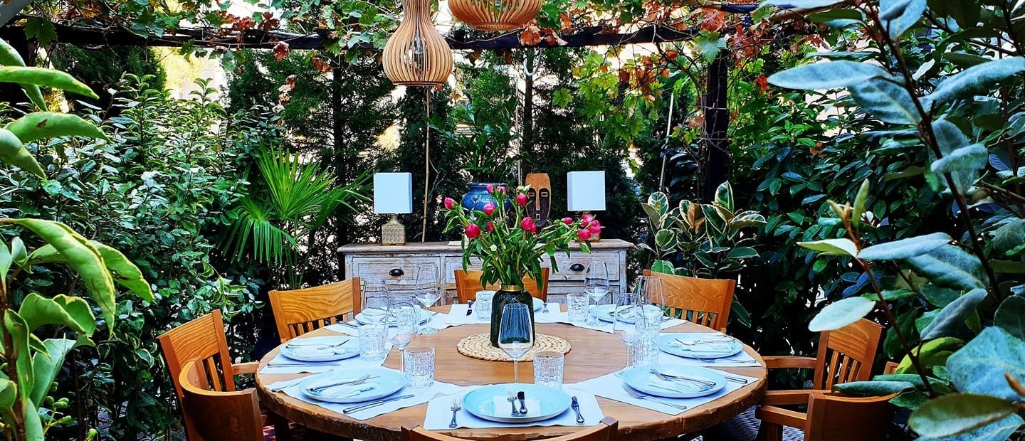 Οι καλύτερες αυλές της Θεσσαλονίκης άνοιξαν και πάλι τις πύλες τους και μας υποδέχονται ως μικρές οάσεις δροσιάς