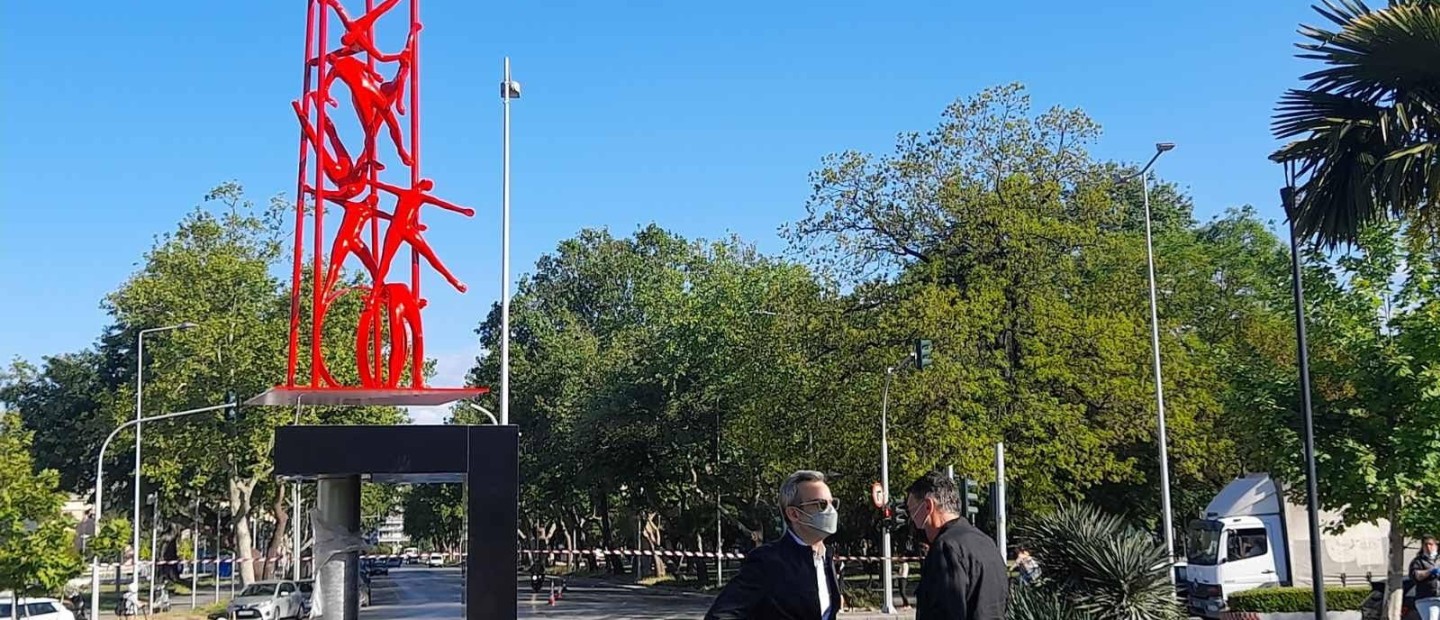 Το γλυπτό Meteoron του Κωστή Γεωργίου εγκαταστάθηκε απέναντι από το Δημαρχιακό Μέγαρο της Θεσσαλονίκης