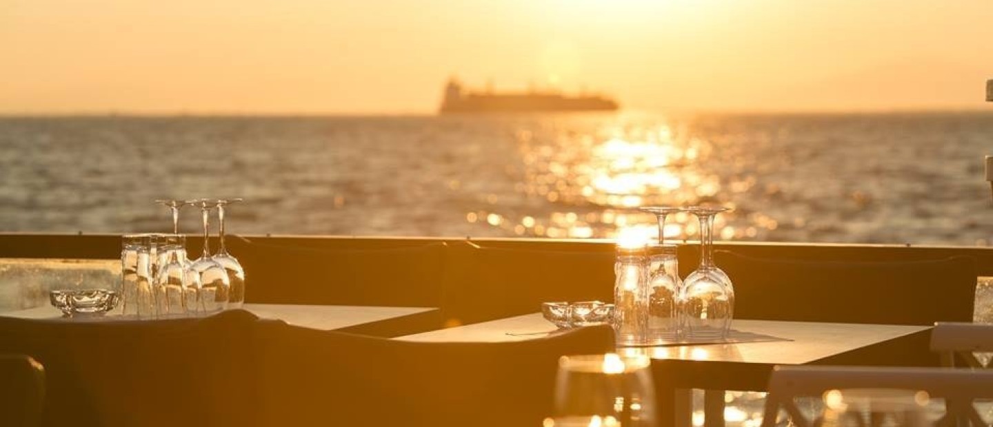 24h by the sea: Tα café-bar-restaurants της Θεσσαλονίκης δίπλα στο κύμα που υπόσχονται μοναδικές στιγμές