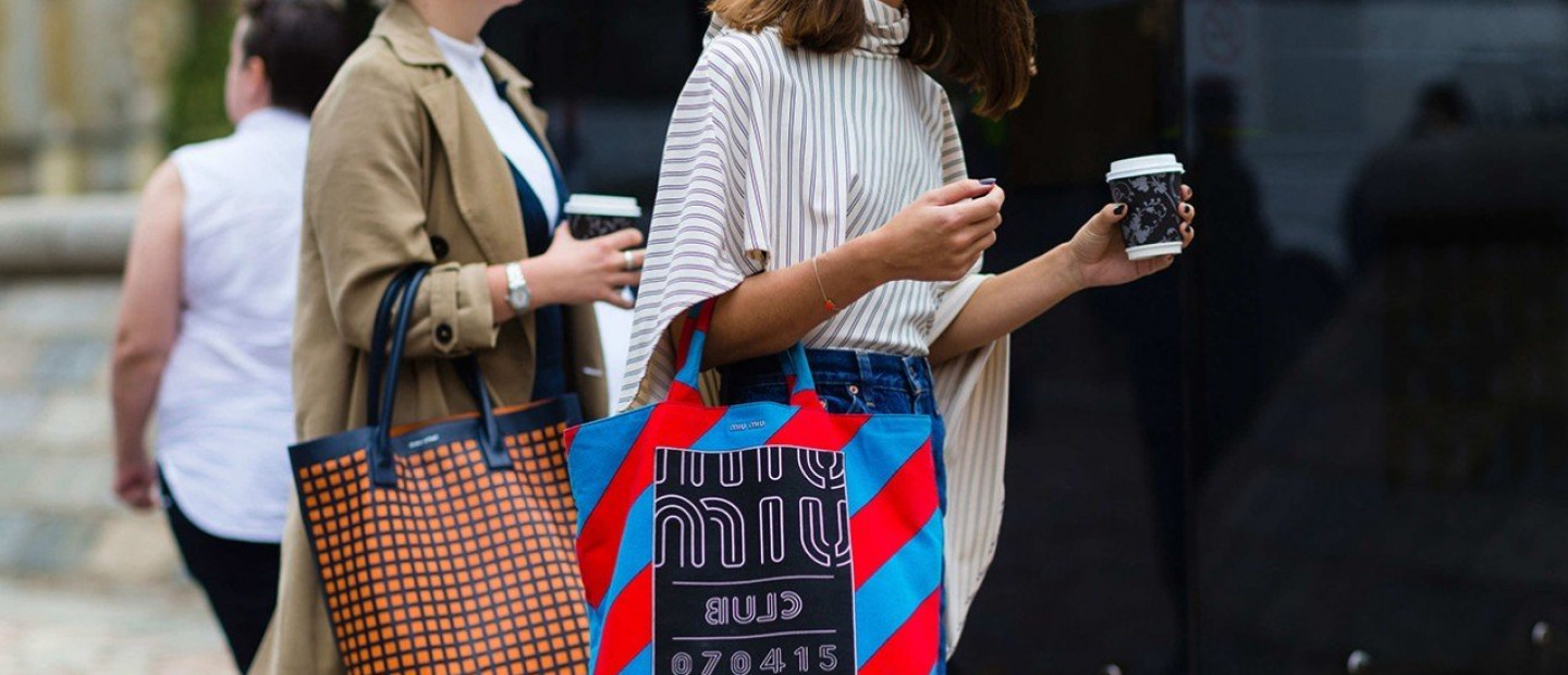 Tote bag: Έτσι θα φορέσετε τη must-have τσάντα για όλες τις ώρες 