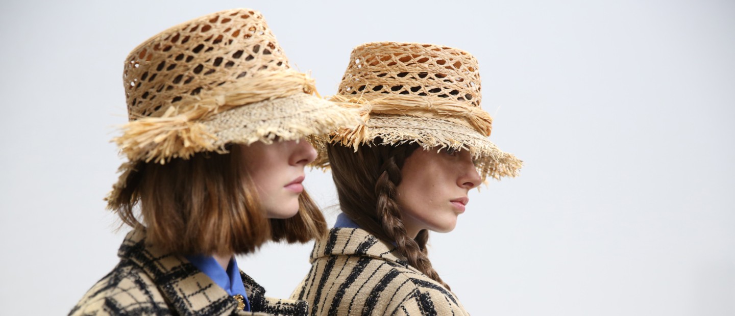 Tα ψάθινα καπέλα που φορούν οι fashionistas αυτό το καλοκαίρι 