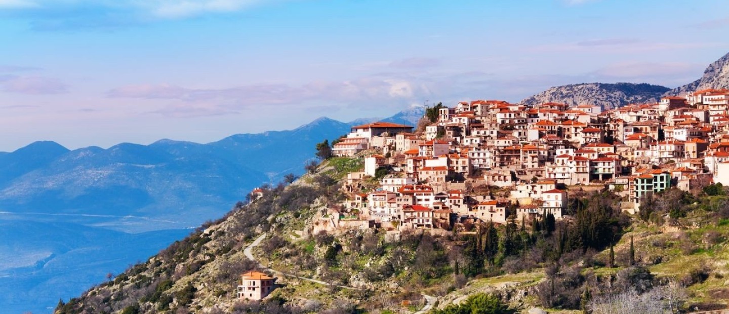 Η travel blogger Τίτη Βελοπούλου αποκαλύπτει τα μυστικά της Αράχωβας 