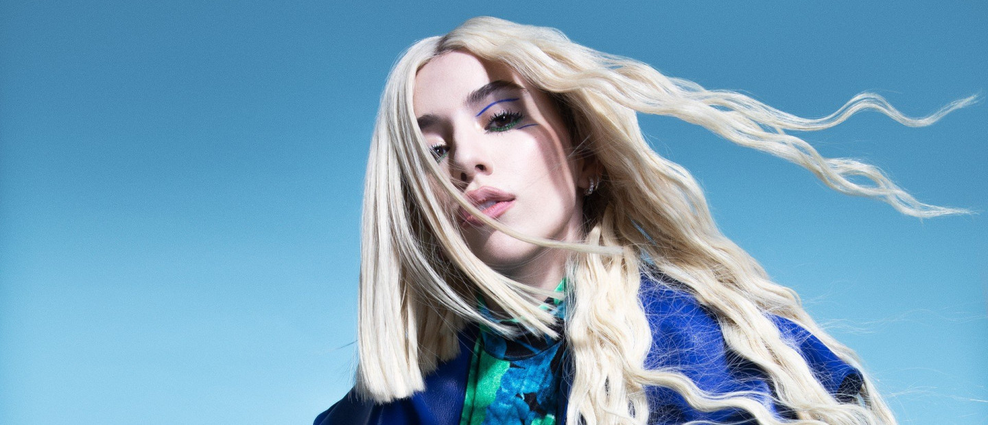 Η ανερχόμενη pop star Ava Max δοκιμάζει το ASMR που έχει το trend για το οποίο όλοι μιλούν