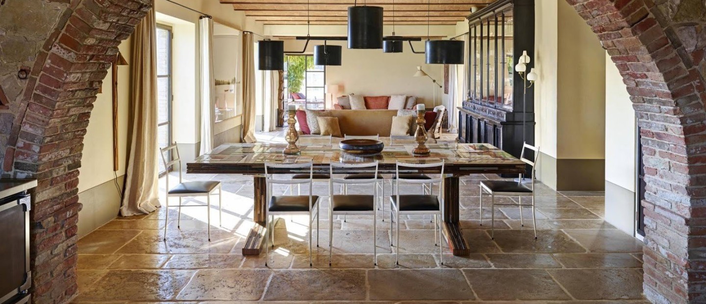 Πώς ένα πέτρινο farmhouse στην Tuscany μετατράπηκε σε ένα ultra modern περιβάλλον με υπέροχη θέα