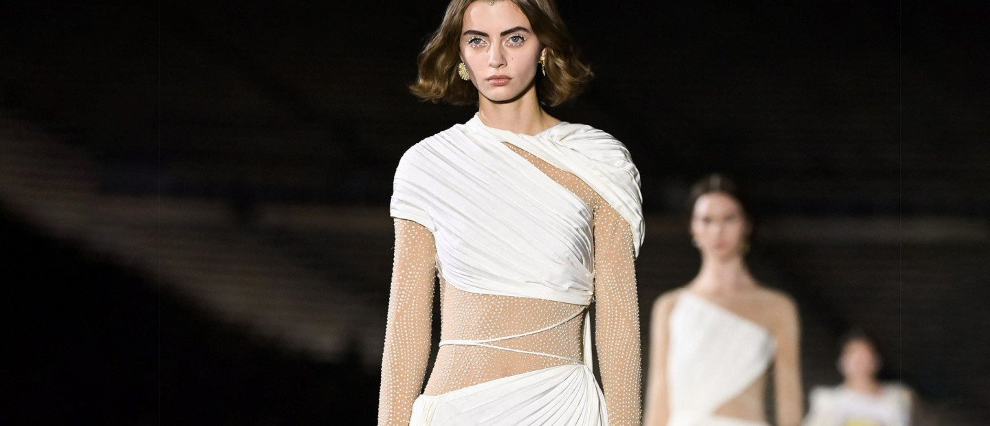 Πολυτέλεια χρυσού & all time classic πέρλες: Tα iconic beauty looks που ξεχώρισαν από το Dior Cruise show 2022 στην Αθήνα